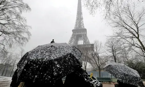 الثلوج تغلق برج إيفل مع اجتياح موجة شتاء لفرنسا
