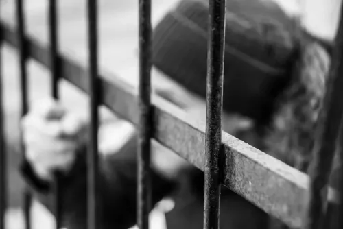 محكمة في هونغ كونغ تسجن حارس سجن بتهمة الاعتداء على نزيل