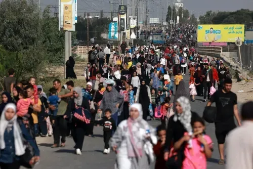 فلسطينيون يفرون من القتال والقصف المكثف مع تشديد إسرائيل قبضتها