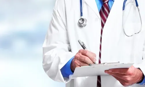 المحكمة ترفض دعوى طبيب ضد قرار إيقافه عن العمل
