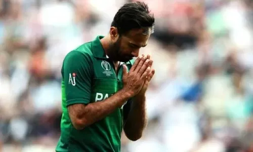لاعب البولينج الباكستاني رياض يعتزل الكريكيت الدولي