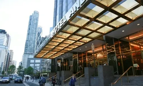 Trump sings praises of one of his hotels on Twitter