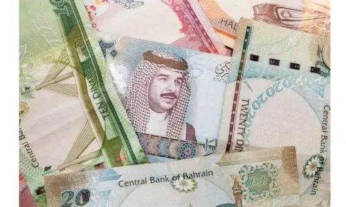 محاكمة موظف بنك في البحرين بتهمة سرقة أموال من حسابات العملاء