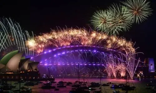 عام 2022 يبدأ في المحيط الهادئ مع عودة الألعاب النارية إلى الواجهة