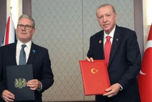 أردوغان يهدي ستارمر مسدساً شخصياً في قمة الناتو