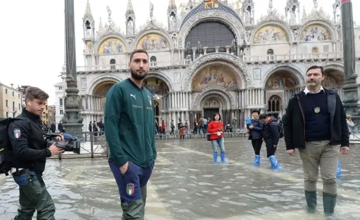 Venice braces for another exceptional tide, tourists flee