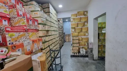 مداهمة مستودع أغذية غير قانوني في مدينة حمد