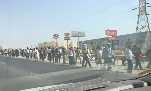 عمال ينظمون احتجاجاً للمطالبة برواتبهم