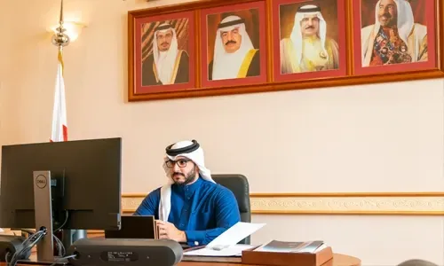 سمو الشيخ عيسى بن سلمان يترأس اجتماع اللجنة العليا لنادي راشد للفروسية وسباق الخيل