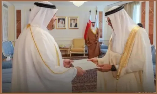 وزير الخارجية يتسلم نسخة من أوراق اعتماد سفير دولة قطر المعين لدى مملكة البحرين