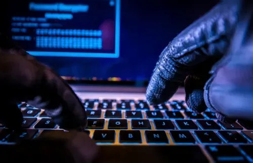 محكمة تغرم مقيماً في الإمارات لنشره صوراً وعبارات مسيئة لقريبته على وسائل التواصل الاجتماعي