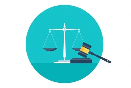 القبض على مروج مخدرات أثناء وضعه طروداً في أماكن سرية خارج منازل