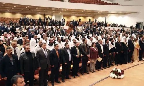 البرلمان العراقي الجديد يعقد جلسته الأولى وسط حالة من الفوضى