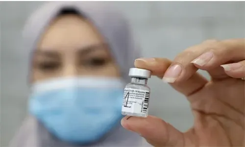 عُمان تبدأ حملة التطعيم بالدفعة الأولى من لقاح فايزر