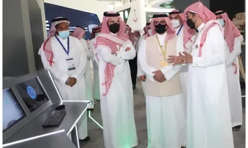 وزير الداخلية البحريني يزور معرض الدفاع العالمي في الرياض 2022