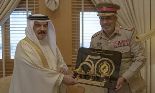 جلالة الملك يستقبل قائد الدروع الملكية