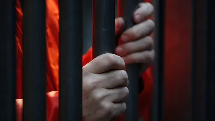 سجن مراهق اعتدى على شرطي في نقطة تفتيش أمنية بالدراز