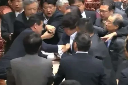 Crowds hold last ditch rally as Japan set to pass security bills