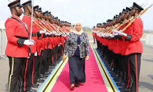 تنزانيا تؤدي اليمين الدستورية لسامية صلوحي حسن كأول رئيسة للبلاد