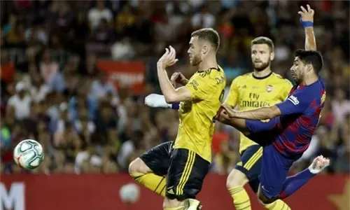 سواريز يقود برشلونة للفوز على أرسنال في أول ظهور لغريزمان على ملعب كامب نو