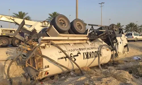 حادث مروري على طريق الشيخ خليفة السريع