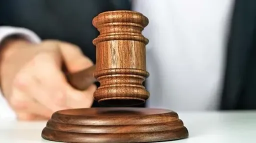 تغريم امرأة لبيعها ملابس رياضية مقلدة