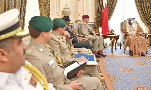 رئيس الوزراء يشيد بالتعاون العسكري بين البحرين والمملكة المتحدة