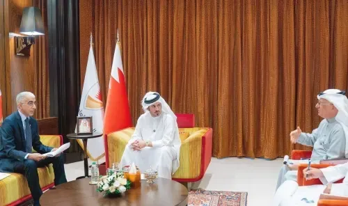 سمو الشيخ خالد بن حمد يستعرض سير العمل في المشاريع الرياضية الرئيسية مع وزير الأشغال