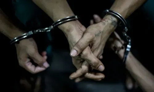 ثلاثة آسيويين يستأنفون أحكامهم في قضايا الاتجار بالمخدرات وحيازتها والدعارة في البحرين - أُلقي القبض عليهم مقابل 100 دينار بحريني فقط