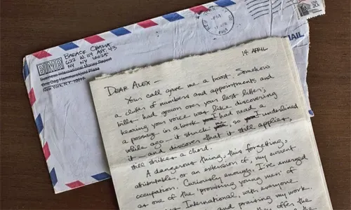 الكشف عن رسائل حب كتبها أوباما لصديقته في الجامعة