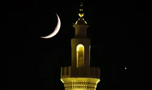 الهلال والزهرة يشكلان ثنائياً سماوياً نادراً في سماء المملكة