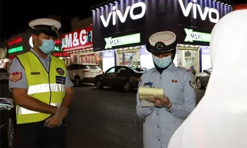 الشرطة البحرينية تدعو المواطنين والمقيمين للالتزام ببروتوكولات كوفيد-19