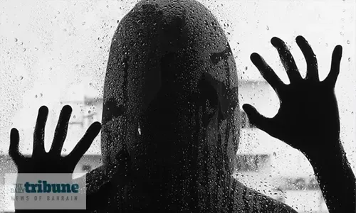 اتهام ثلاثة أشخاص بإجبار خادمة على ممارسة الدعارة