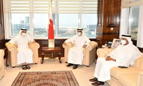 وزير المالية البحريني يدعو إلى استمرار التعاون بين السلطتين التنفيذية والتشريعية