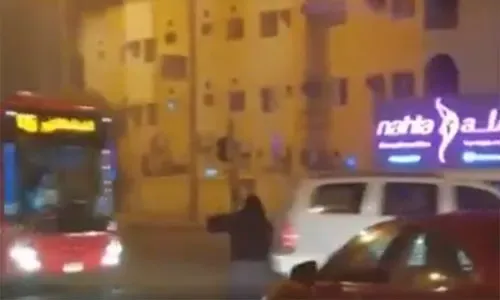 دعوة السائقين للالتزام بتعليمات السلامة عند التقاطعات المرورية