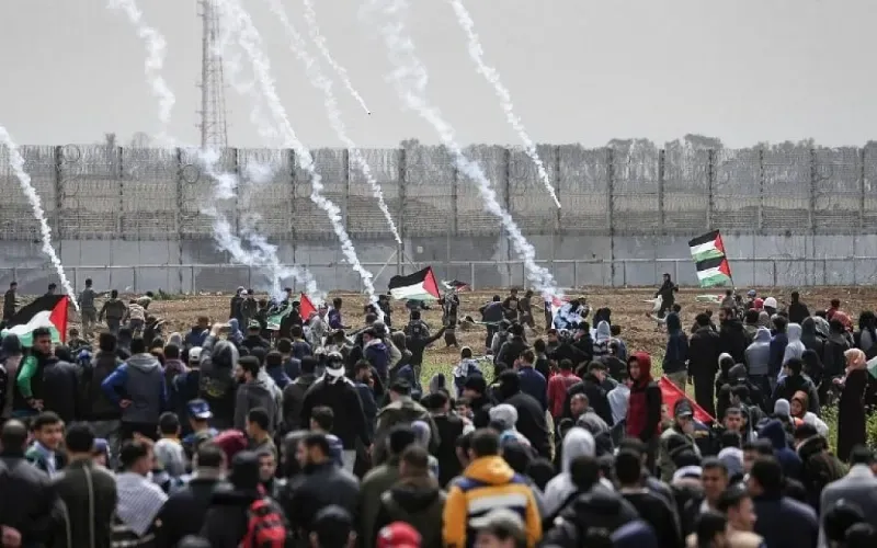 عشرات الآلاف يتظاهرون عند حدود غزة وإسرائيل