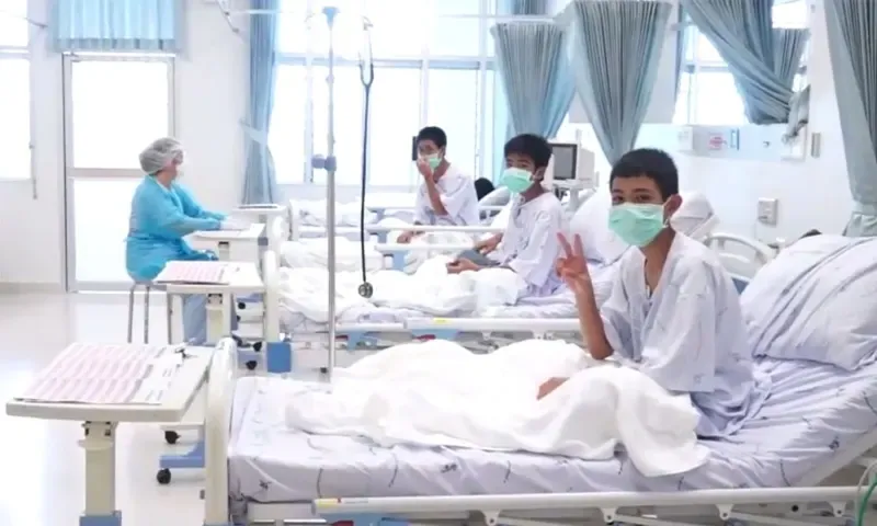 فتية تايلاند نُقلوا "نياماً" على نقالات عبر الكهف الغادر خلال مهمة الإنقاذ