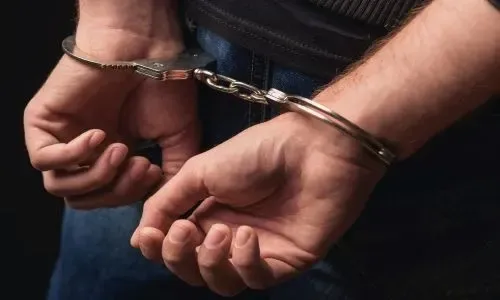 شرطة البحرين تقبض على رجل وامرأة قاما بتسجيل وافدين للحصول على لقاح كورونا مقابل مبالغ مالية