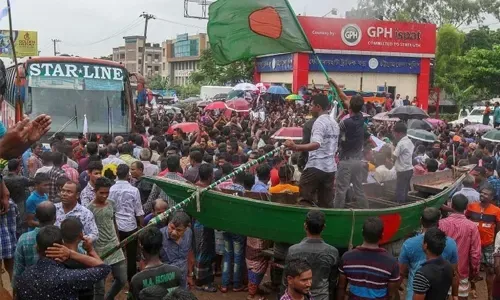 صيادون يغلقون طريقاً سريعاً في بنغلاديش احتجاجاً على حظر الصيد