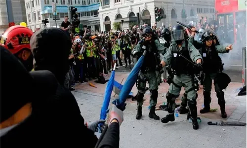 هونغ كونغ تدخل في حالة ركود مع تجدد الاحتجاجات