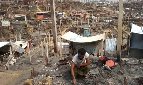 لاجئو الروهينجا في بنغلاديش يعيدون بناء أكواخهم بعد حريق مميت