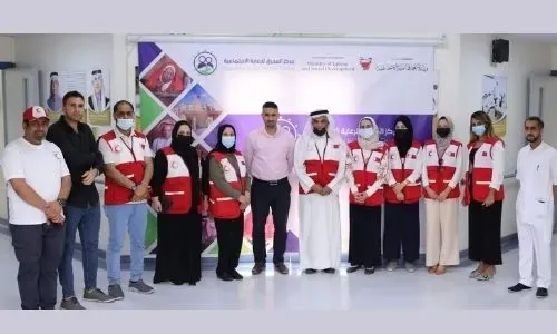 أعضاء جمعية الهلال الأحمر البحريني يزورون مركز المحرق للرعاية الاجتماعية بمناسبة عيد الفطر