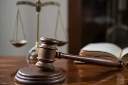 إدانة رجل بتهمة البلاغ الكاذب والتزوير