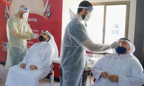 موظفو وزارة شؤون الإعلام في البحرين يخضعون لفحص كورونا السريع
