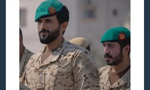 سمو الشيخ ناصر وسمو الشيخ خالد يؤديان صلاة الجنازة على شهيد الواجب من قوة دفاع البحرين
