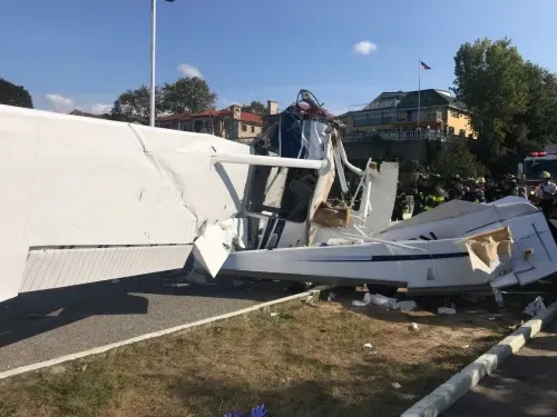 A Small plane crash lands in New York City, One Dies
