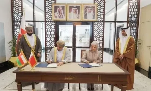 البحرين وعمان توقعان مذكرة تعاون برلماني