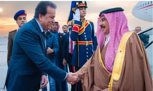 جلالة الملك حمد يصل إلى القاهرة للمشاركة في القمة العربية الطارئة