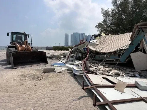 البلدية تنفذ قرار إخلاء في موقع بالساحل الشرقي