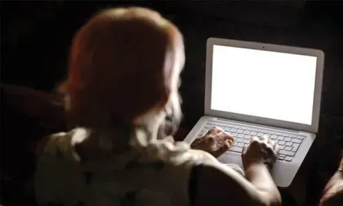 إساءة معاملة الأطفال عبر الإنترنت: القبض على رجل